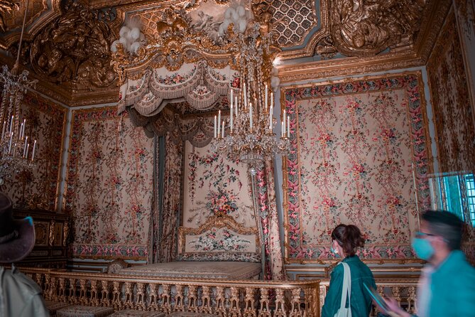Versailles Palace Guided Tour with Reserved Entry - The Hall of Mirrors and the palace crowd