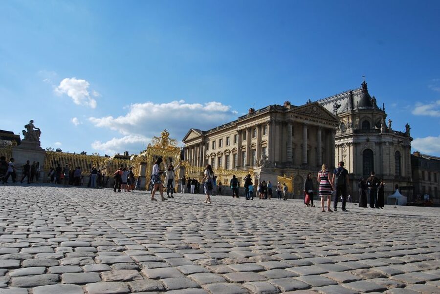 Versailles: Palace Guided Tour with Skip-the-Line Ticket - The Hall of Mirrors and the problem of crowds