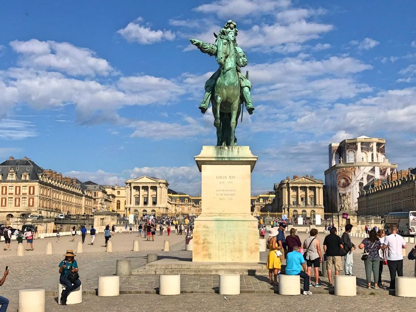 Versailles: Skip-the-Line Guided Palace Tour and Full Access - Meeting Louis XIV before entering Versailles