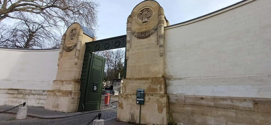 Who Killed Victor ? Escape Game at Père Lachaise Cemetery - A Murder Mystery Among the Tombs