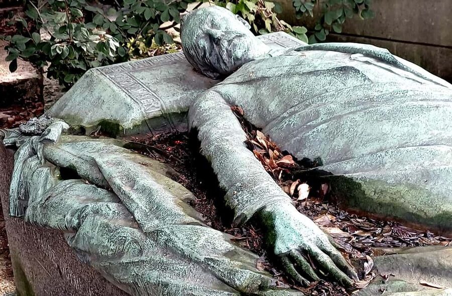Who Killed Victor ? Escape Game at Père Lachaise Cemetery - Meeting at Boulevard de Ménilmontant