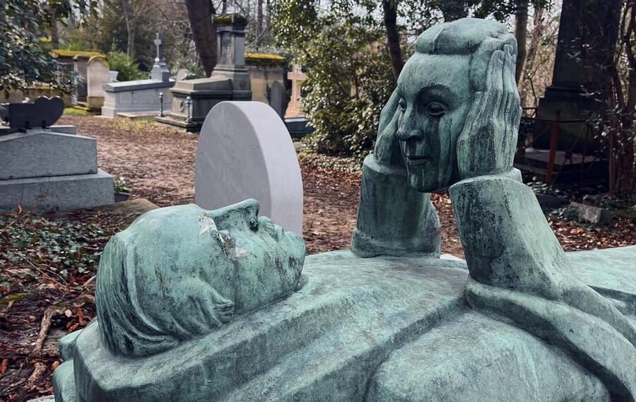 Who Killed Victor ? Escape Game at Père Lachaise Cemetery - How the Two-Hour Game Works