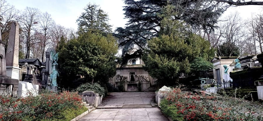 Who Killed Victor ? Escape Game at Père Lachaise Cemetery - Learning the Cemetery Through Clues